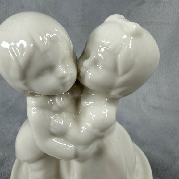Bride Groom Boy Girl Couple Kissing Trinket Box White Heart Design Base - Picture 12 of 14